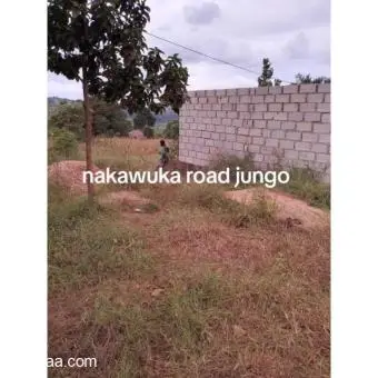 I sell plots on nakawuka road - 2