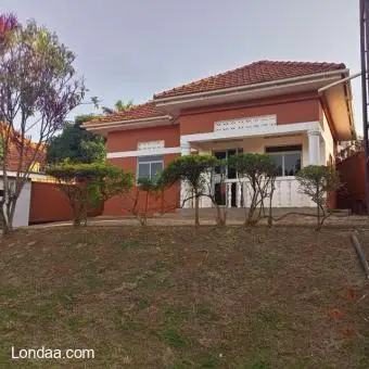 Self contained 3 bedroom house in wall fence - 2