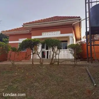 Self contained 3 bedroom house in wall fence - 3